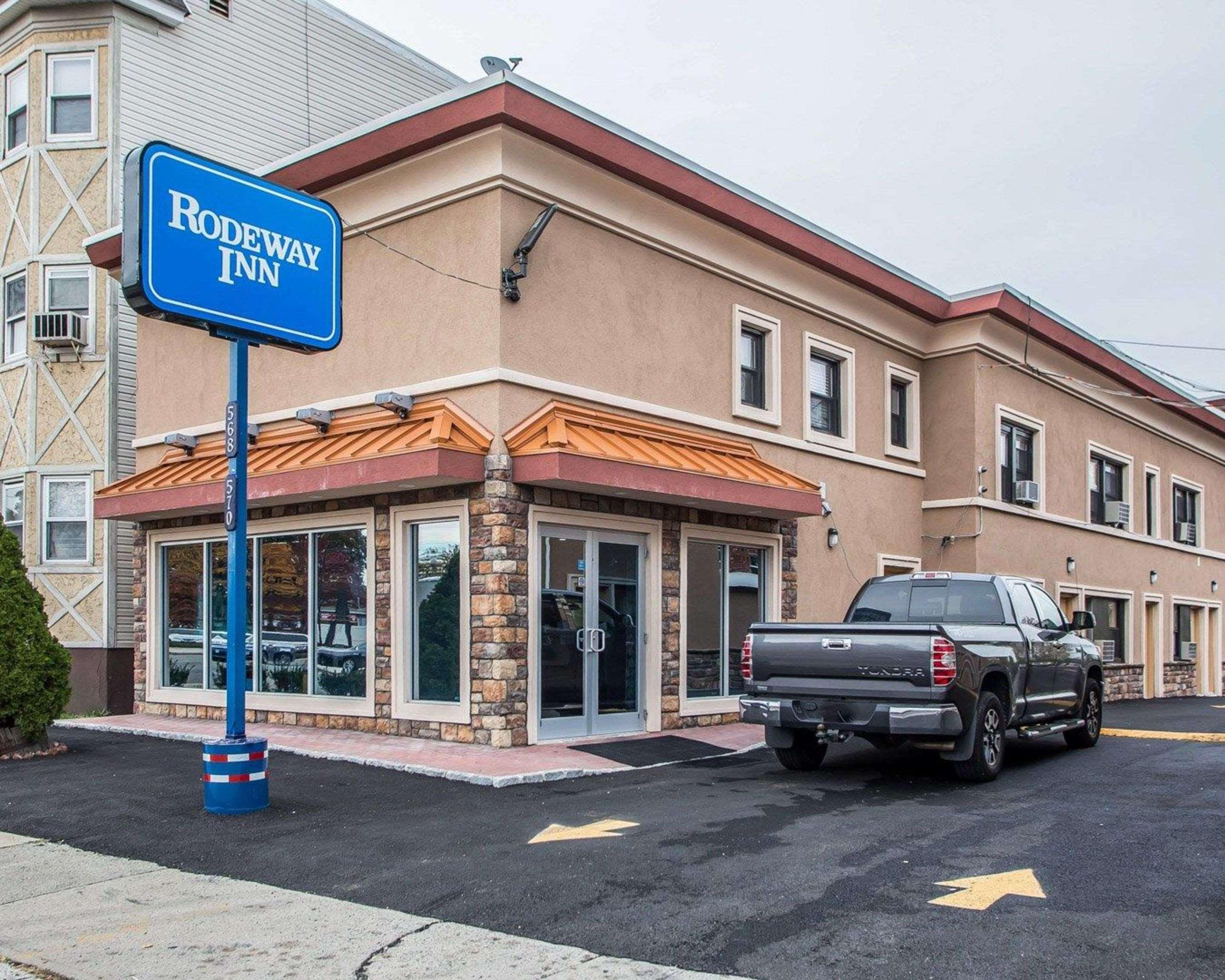 Rodeway Inn Belleville Exterior photo